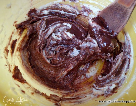 Растопленный шоколад ввести в масляную смесь и перемешать.
