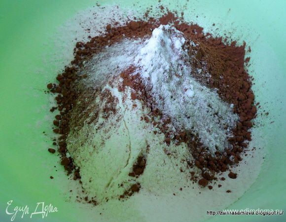 Все сухие ингредиенты просеять. Соль я не добавляла.