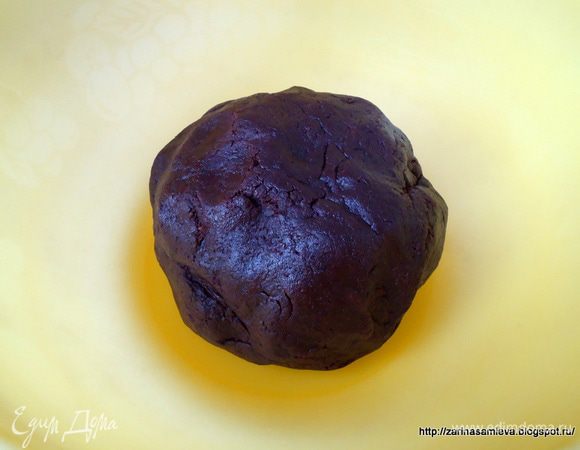 Смешать шоколадную шоколадно-масляную массу с сухими ингредиентами. Замесить тесто. Накрыть пленкой и убрать в холод на 15 минут.
