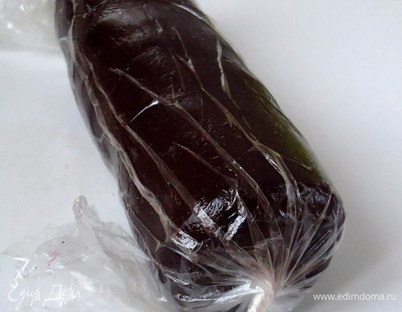 Вынуть тесто из холода, сформировать «колбаску» 5-6 см диаметром, завернуть в пленку и опять убрать в холод на 1 час.