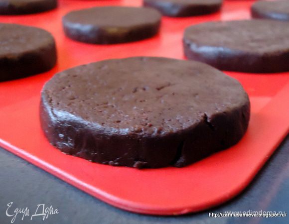 Выложить диски на противень застеленный пекарской бумагой или на силиконовый коврик.
Выпекать печенье в заранее разогретой духовке при 165 °C 22 минуты. 
