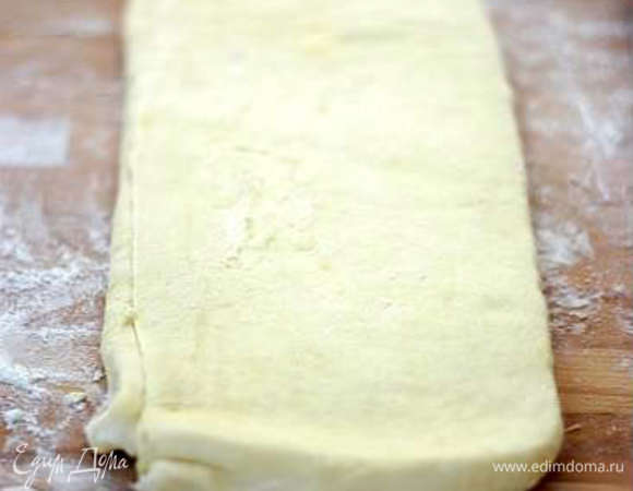 В холодной воде растворить соль . Добавить уксус. Уксус повышает качество клейковины муки. Жидкость влить в муку с маслом и быстро замесить гладкое и блестящее тесто, при необходимости добавляя воду или муку. Накрыть сверху полиэтиленовой пленкой, чтобы тесто не обветрилось, и поставить в холодильник на несколько часов.

