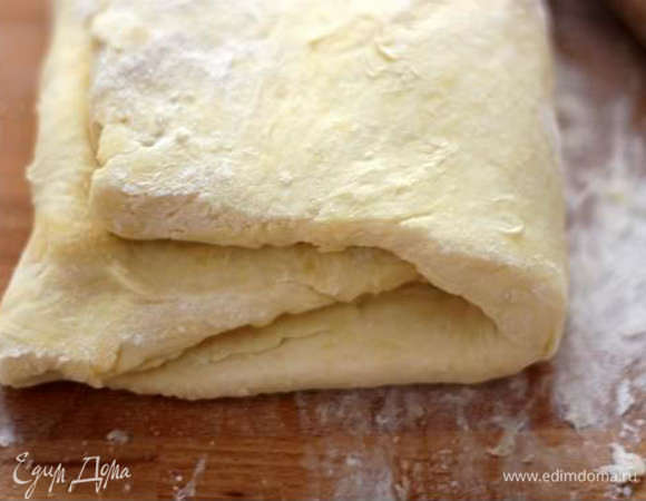 Перед выпечкой тесто раскатать, посыпать поверхность мукой, сложить в 3~4 слоя. Такое раскатывание-складывание повторить 2~3 раза. При этом тесто насыщается воздухом и становится более слоеным.