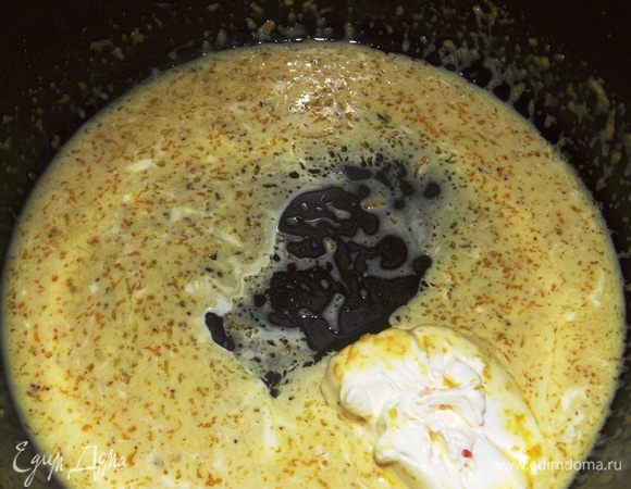 Топим 200 г маргарина (масла) в кастрюльке, добавляем сахар, корицу, цедру. Доводим до полного растворения сахара. Я использовала корицу в палочке, измельчила ее в кофемолке, аромат того стоит. Взяла 2 палочки. Орехи мелко порубить ножом и перемешать с сахаром.