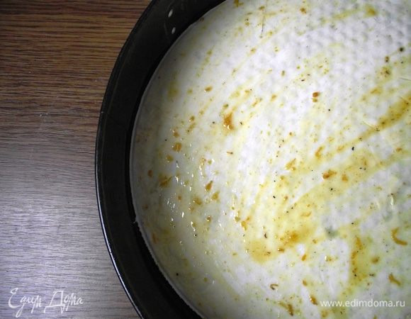 Очень тонко раскатываем тесто. У меня получилось на форму диаметром 30 см – 7 слоев пахлавы. Форму  смазываем маслом. Выкладываем  тесто, смазываем обильно растопленным маслом.