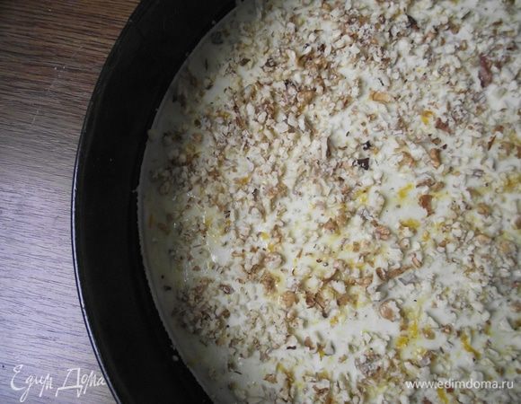 Выкладываем плотно ореховую начинку. Можно использовать любые орехи. 