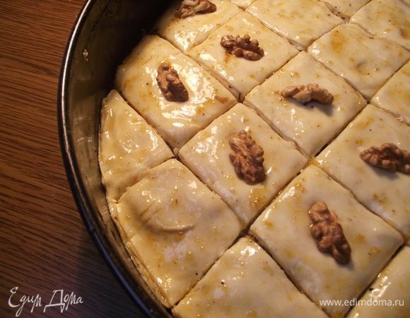 Снова тесто, растопленное масло, орехи. Не забываем каждый слой промазывать маслом. Это важный этап! Два верхних слоя укладываем без орехов. Разрезаем в форме пахлаву, в разрезы наливаем  растопленное масло.