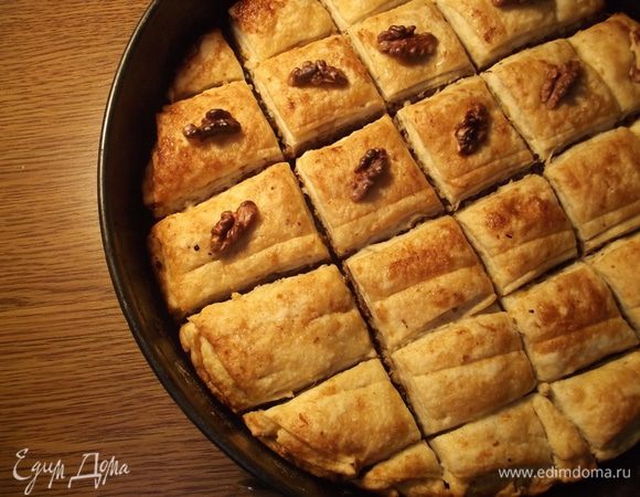 Отправляем пахлаву в духовку на 180 град на 15 минут. Затем убавляем температуру до 150. Достаем пахлаву из духовки и снова поливаем маргарином. Выпекаем до золотистого цвета.