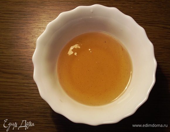 В кастрюльку выливаем воду, добавляем сахар, корицу, цедру и кипятим 2-3 минуты. Когда сироп немного остынет, добавляем мед и хорошенько перемешиваем.