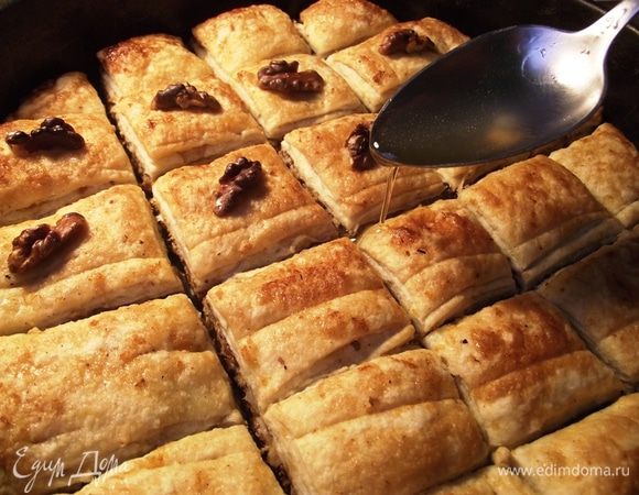 Теплым сиропом заливаем пахлаву, она должна хорошо пропитаться.