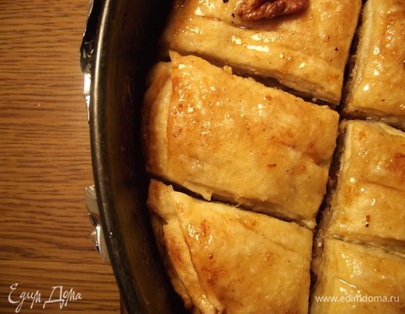 Оставляем пахлаву на ночь пропитаться. Я накрываю пищевой пленкой верх, а дно формы обматываю  фольгой, чтобы сироп не пролился из формы. У меня разъемная форма. 

Ароматный, сладкий и манящий десерт готов!