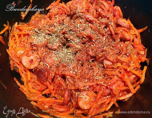 Морковь вымыть, очистить и нарезать (или натереть на терке) тонкими брусочками. Добавить в казан, перемешать. Готовить еще 5 минут. Немного посолить, поперчить, добавить итальянские травы и перемешать.