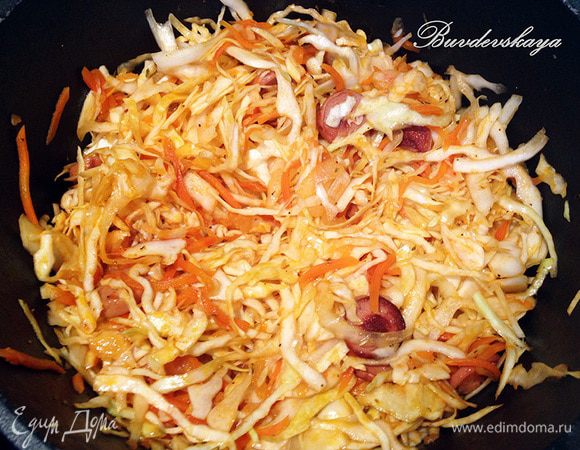 Капусту вымыть, разрезать на пополам и тонко нашинковать. Выложить в казан, добавить томатную пасту, лавровый лист, перец горошком, душистый перец и аккуратно перемешать. Готовить пару минут, затем добавить стакан воды, накрыть крышкой и тушить на маленьком огне минут 35–40. Если по истечении указанного времени, в казане будет слишком много жидкости – снять крышку, прибавить огонь и готовить еще 5 минут! Подавать посыпав мелко порубленной зеленью и подавать как в горячем, так и в холодном виде. ENJOY!