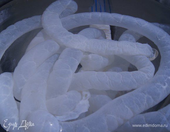 Кишки у меня готовые из супермаркета. Они продаются в вакуумных упаковках по 10-15 метров и очень удобны в использовании. Бросил в морозильную камеру и используешь потом по мере надобности. Кишки  промываем  под струей проточной  холодной воды.