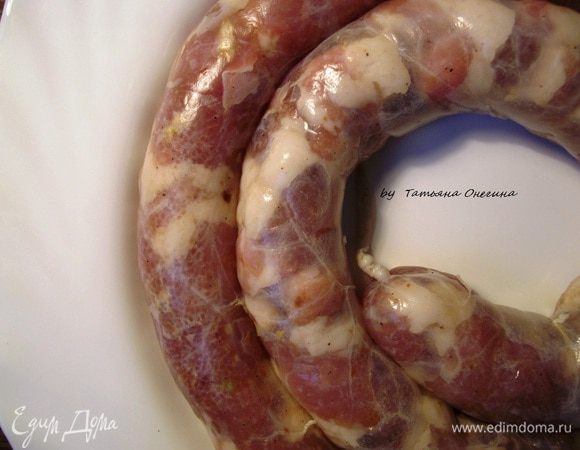 Наполняем кишки начинкой при помощи насадки на мясорубку или горлышка от пластиковой бутылки. Край кишки завязываем в узелок или перематываем шпагатной ниткой. Кишку наполняем не очень плотно, так как в процессе обжаривания колбаса может треснуть и вид будет не аппетитный. Начинка должна свободно передвигаться по кишке. Колбаску формируем не длинной, чтобы ее можно было легко перевернуть. Оставляем ее отдохнуть на 30 минут в холодильнике.