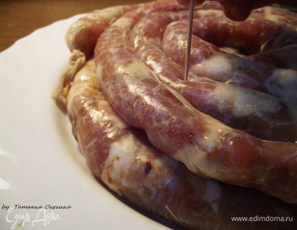 Ставим сковороду газ-гриль на плиту, наливаем на дно 200 мл воды, добавляем несколько веточек тимьяна.

Если нет такой сковороды, можно запекать на гриль-сковороде или на решетке в духовке, поместив противень под колбаску. 

Затем прокалываем зубочисткой колбаску. Это поможет предотвратить разрыв при обжаривании.