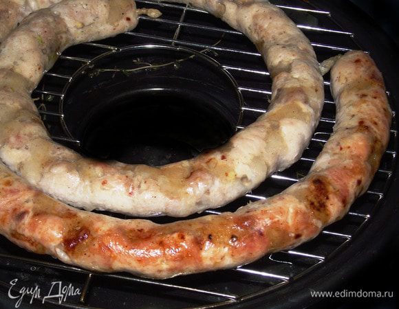 Отправляем колбасу на решетку, увеличиваем огонь и накрываем крышкой. Первые 10 минут жарим на большом огне. Затем убавляем огонь до среднего и переворачиваем колбаску.

В духовке первые 10 минут запекаем при 200 градусах, а затем убавляем до 180 и поливаем периодически соком. 