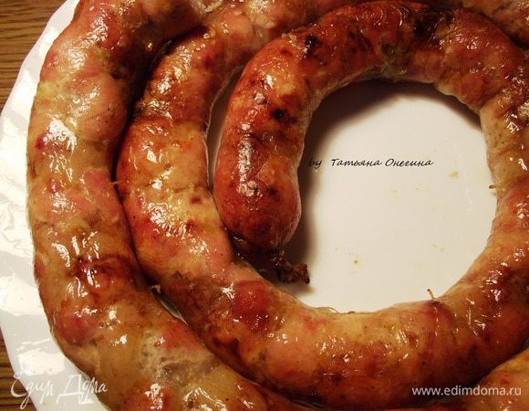 Жарим до появления золотистой корочки- это приблизительно по 15 минут с каждой стороны, т.е 30-45 минут. Готовность проверяем зубочисткой — если сок прозрачный — колбаса готова!

Нет ничего вкуснее свежей ароматной домашней колбаски… Обязательно дождитесь, когда колбаса полностью остынет и все соки равномерно распределятся.

Приятного аппетита!