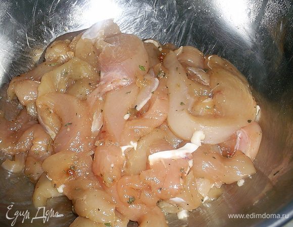 За 3-5 часов (а можно и за сутки) до начала приготовления  блюда надо замариновать курочку. Для этого филе нарезаем вдоль волокон на тоненькие полоски. Кладем в миску, добавляем все ингредиенты для маринада, тщательно перемешиваем. Накрываем миску пищевой пленкой и отправляем в холодильник.