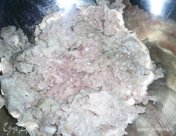 Из свинины и говядины приготовить фарш. Я достала заранее приготовленный из морозилки.