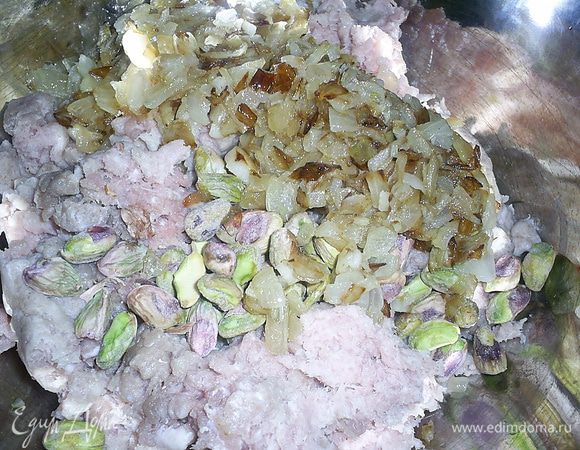 В миску с фаршем добавляем остывший обжаренный лук, очищенные фисташки (в рецепте  указан вес неочищенных фисташек), а также соль и перец по вкусу. Все перемешиваем.