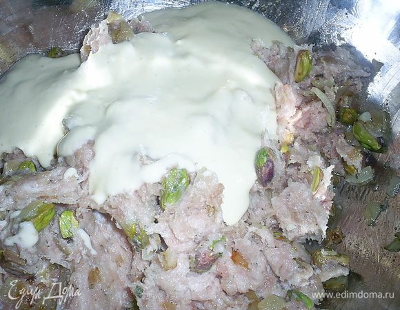 Приготовим закрепитель для фарша. Для этого яйцо слегка взобьем вилкой, добавим к нему муку (ложки набирайте с маленькой горкой, но без фанатизма) и молоко. Тщательно размешаем до однородности. Добавляем к фаршу и перемешиваем до однородности.