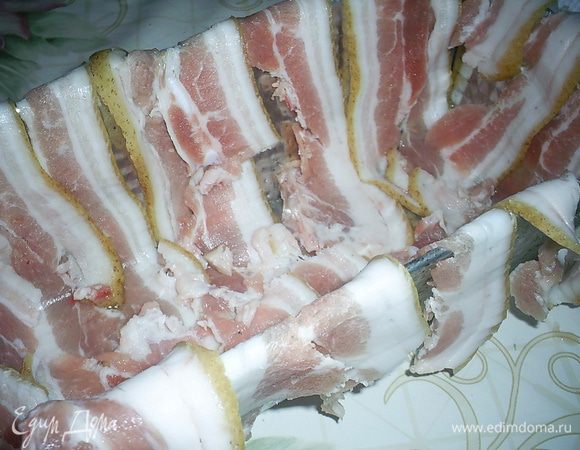 Теперь подготовим форму. Нам понадобиться вытянутая прямоугольная форма (у моей в сечении трапеция, а не прямоугольник). Чтоб облегчить себе жизнь можно взять сырокопченый бекон в нарезке. У меня его не оказалось, пришлось достать из морозилки свиной подчеревок и нарезать тоненькими пластинками. Кусочки бекона выкладываем внахлест, чтоб они покрывали дно и стенки формы и немного свешивались вниз. Кстати, шкурку с сала можно срезать. Как видите, мы этого не сделали и ничуть об этом не пожалели)))