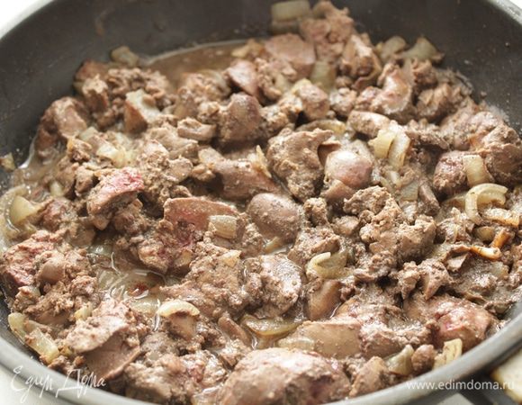 Печень нарезать на кусочки, добавить к луку и обжаривать на среднем огне примерно 3-4 минуты. Влить в сковороду коньяк, потушить содержимое сковороды еще мин 5.