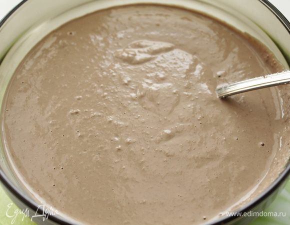 Пюрировать в блендере печень и лук до состояния паштета, добавить к ней соль и размолотый перец (по вкусу), добавляя постепенно сливки.