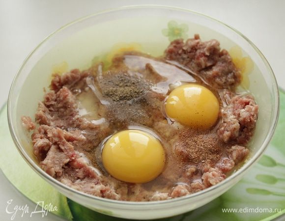 Мясо для фарша дважды прокрутить на мясорубке с мелкой решеткой, чтобы получился мягкий пластичный фарш. В фарш добавляем два яйца, смолотые пряности (черный перец горошком, лавровый лист), соль, перец, тщательно перемешиваем.