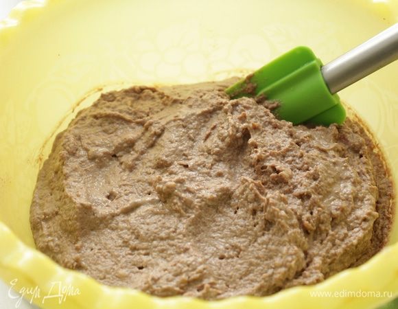 Смешиваем печеночную пасту с фаршем. Хорошо перемешиваем.