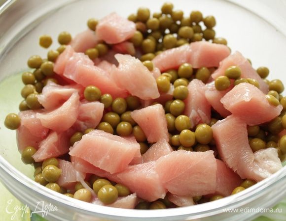 Мясо индейки нарезаем небольшими кубиками. Смешиваем с консервированным зеленым горошком.