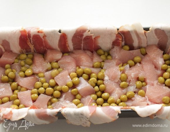 Затем кусочки индюшатины с горошком.