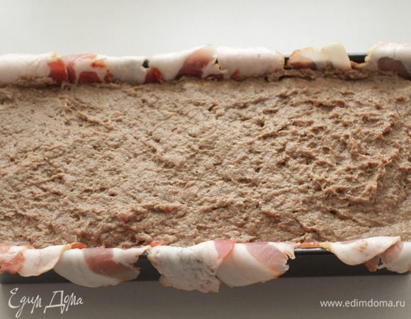 Сверху укладываем оставшийся фарш с печенью.