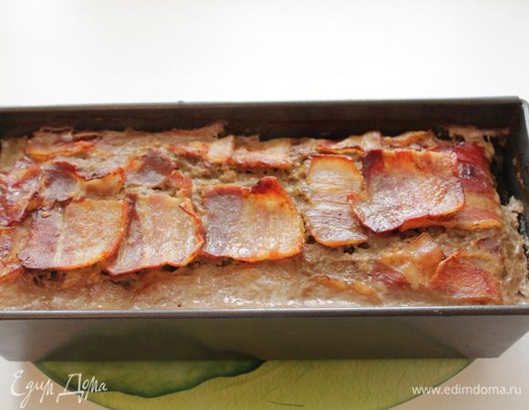 В поддон или противень налить горячей воды, сверху решетку, на решетку форму с завернутым террином. Огонь поставить ниже среднего, температура где-то до 180-200 градусов и оставить там форму около 2-х часов.
