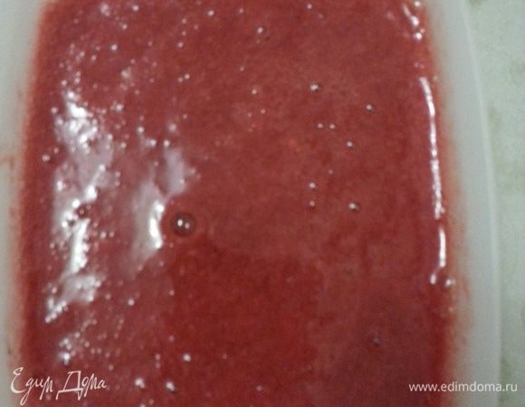 Достаем из холодильника контейнер с размороженной ягодой. Ставим замоченный желатин на маленький огонь, помешивая доводим до полного растворения...