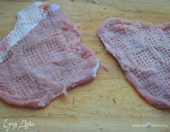 Нам понадобится 2 куска свинина, который идет для отбивных. У меня шейная часть, нежирная мякоть. Мясо отбить с обеих сторон. Получится вот такие 2 пласта, которые надо залить соусом и дать постоять в нем 1 час. 
