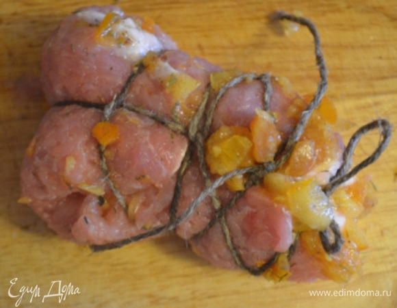 Свернуть мясо в  рулет или в форме "конверта" перевязать кулинарной ниткой.