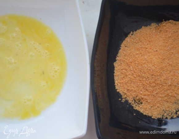 Подготовить 2 миски: одна со взбитым яйцом, а вторая с сухарями.