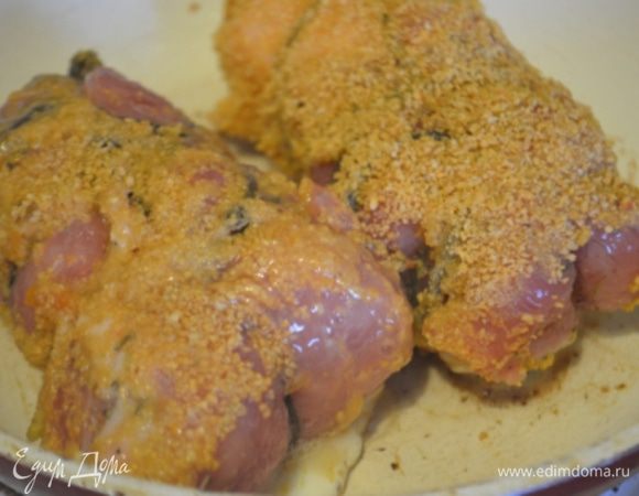 Рулеты обвалять в яйце, затем в сухарях и обжарить в разогретом масле с обеих сторон.