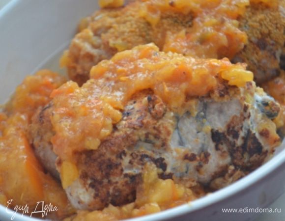 Переложить горячие рулеты в форму для запекания и выложить на них остатки пюре из хурмы. Накрыть фольгой.