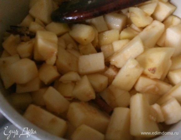 Добавить очищенные и порезанные на кубики яблоки и обжарить до румяности.
