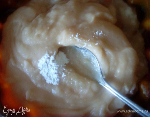 Добавить к яблочному пюре растертый в пудру заменитель сахара на основе стевии. Хорошо размешать и дать постоять для его растворения.