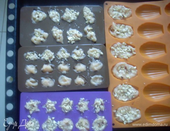 Разложить пюре по силиконовым формочкам и присыпать орешками. Сушить в разогретой до 80 градусов духовке. У меня ушло около 8 часов. Вкуснота получается необыкновенная. 