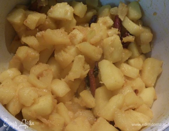 Влить воду, добавить изюм, куркуму и тушить под крышкой до мягкости. Немного остудить.