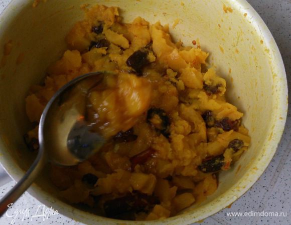 Положить мед и посолить по вкусу. Остудить.  Чатни можно и даже лучше приготовить накануне, чтобы он настоялся.