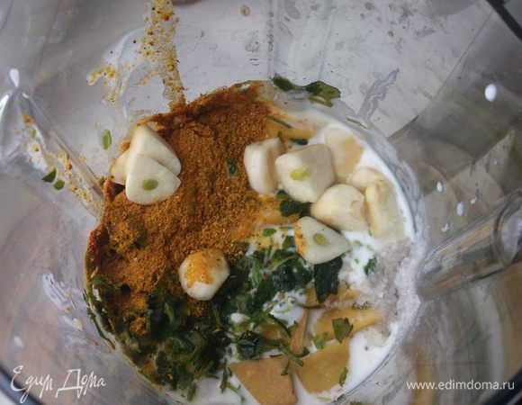 В блендер влить йогурт, добавить очищенное и измельченное манго, чеснок, кинзу, куркуму и соль. Все хорошо взбить до однородного состояния.