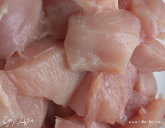 Грудку помыть, обсушить и нарезать небольшими кубиками.