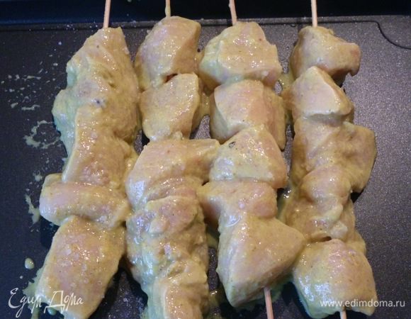 Деревянные шпажки замочить в холодной воде на 30 минут. Нанизать мясо мясо на шпажки, выложить на жаростойкое блюдо.