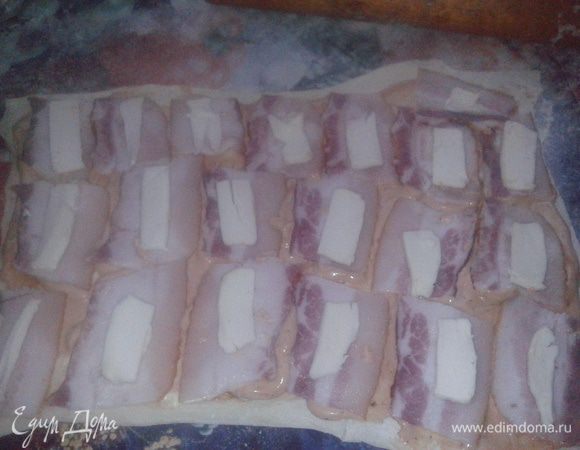 Поверх нарезки выложить порезанный тонкими пластинками сыр.